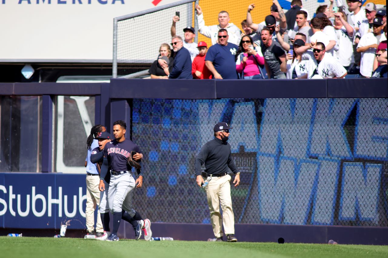 Yankees fans hurl trash at Guardians players